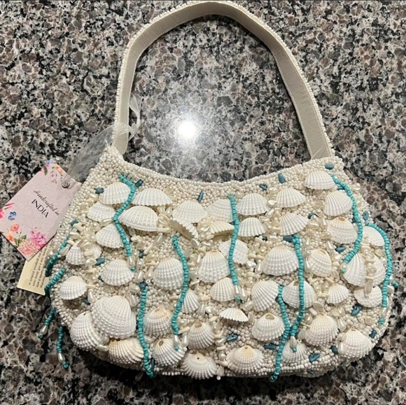 Chic Shell-Embellished Shoulder Handbag - Picture 4 of 4